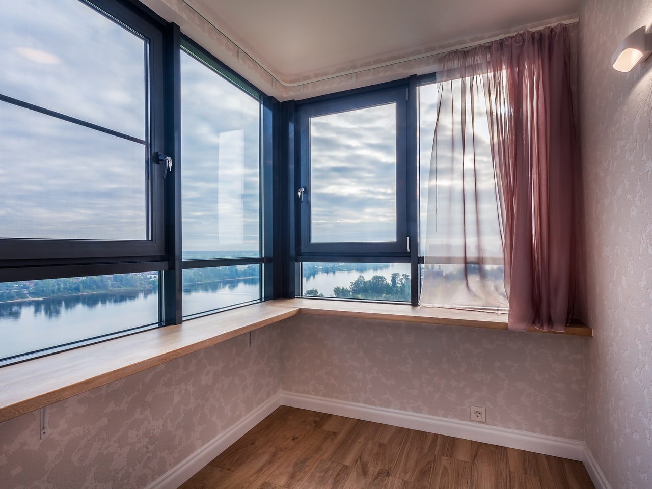 Угловой деревянный подоконник у панорамного окна