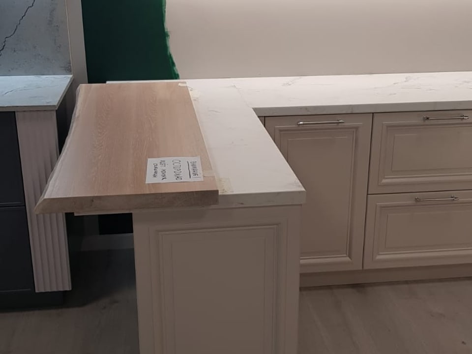 Деревянная столешница у окна на кухне после установки