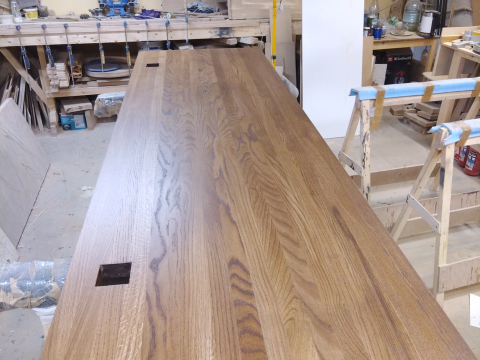 Прямой деревянный подоконник на столе в мастерской