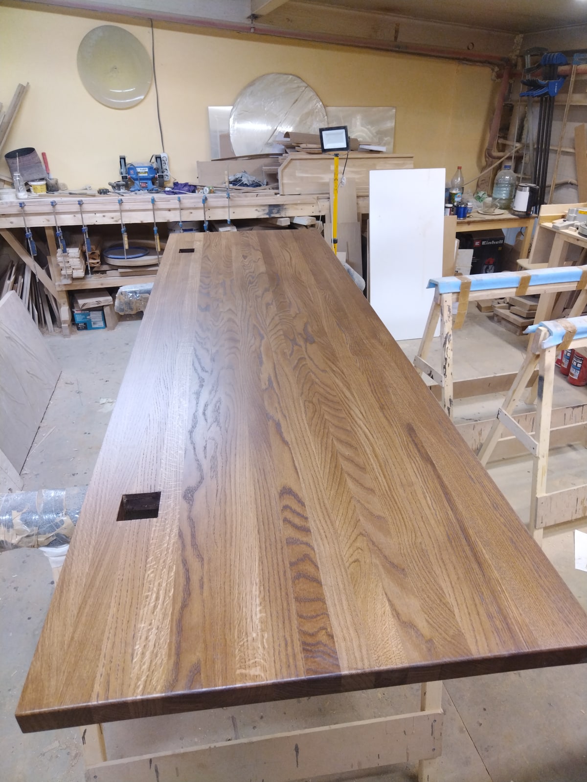 Прямой деревянный подоконник на столе в мастерской