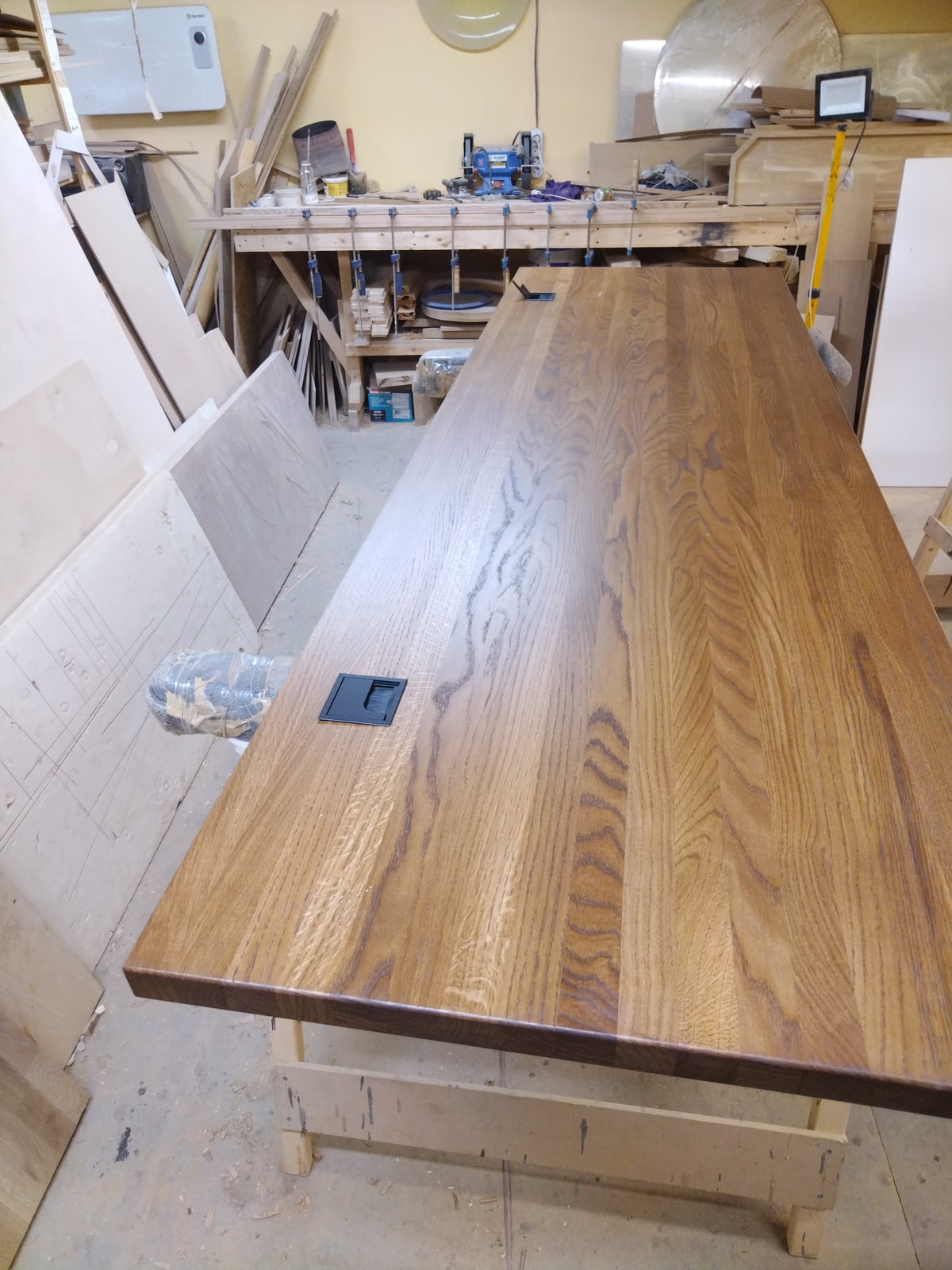 Широкий деревянный подоконник прямой формы на производственном столе