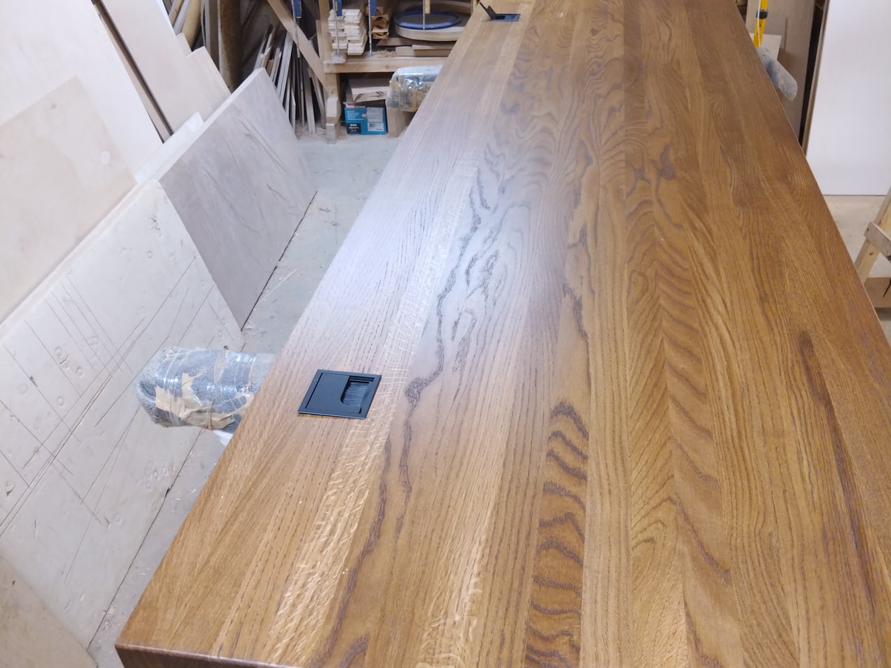 Широкий деревянный подоконник прямой формы на производственном столе