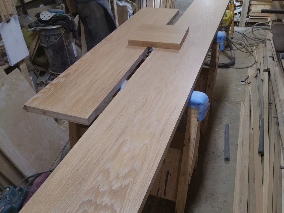 Длинные деревянные детали сложной формы в мастерской