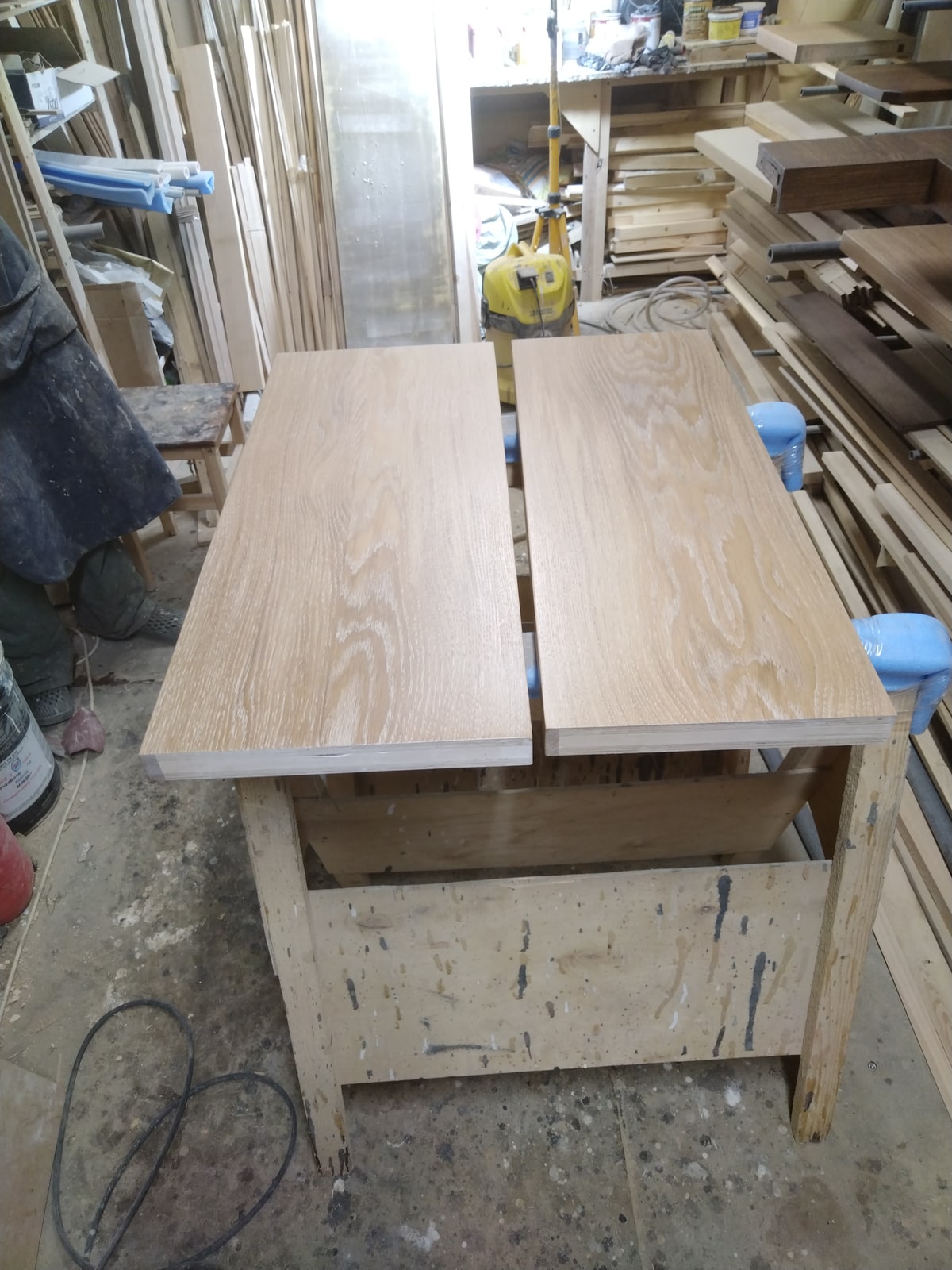 Светлые деревянные детали на столе в мастерской