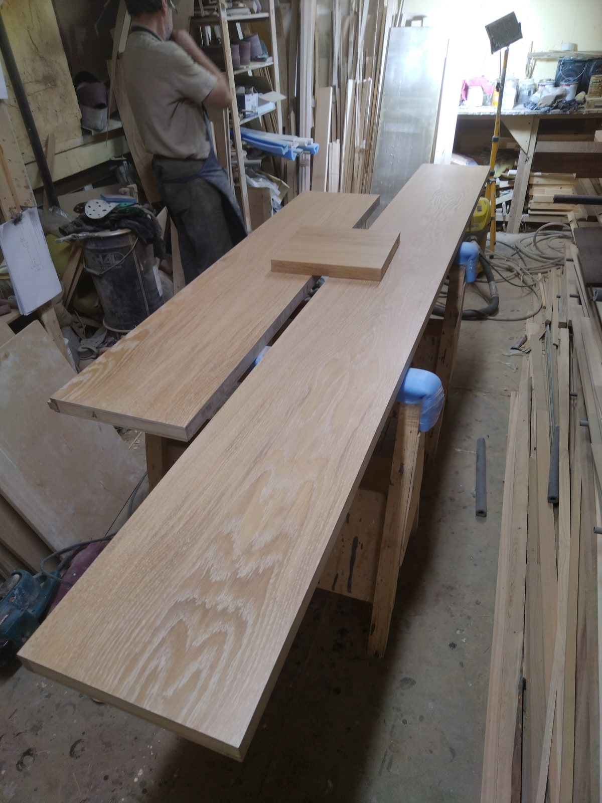 Длинные деревянные детали сложной формы в мастерской